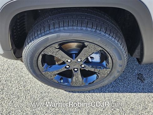 New 2025 Jeep Grand Cherokee Limited w/ Black Appearance Package image 18