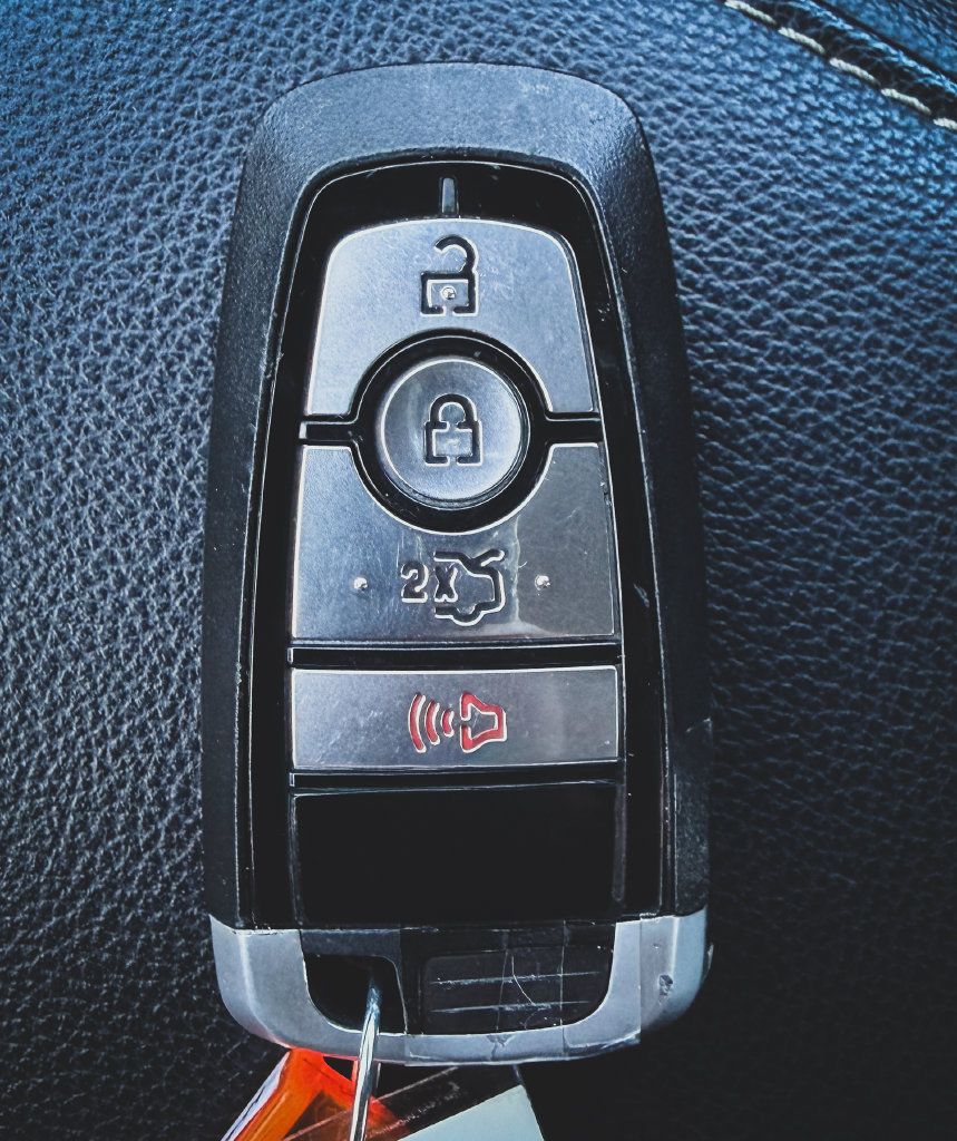 Used 2020 Ford Fusion SE FWD image 4