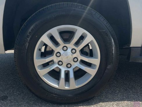 Used 2019 Chevrolet Suburban LT AWD/4WD image 38