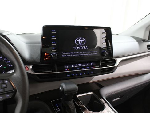 Used 2023 Toyota Sienna LE image 9