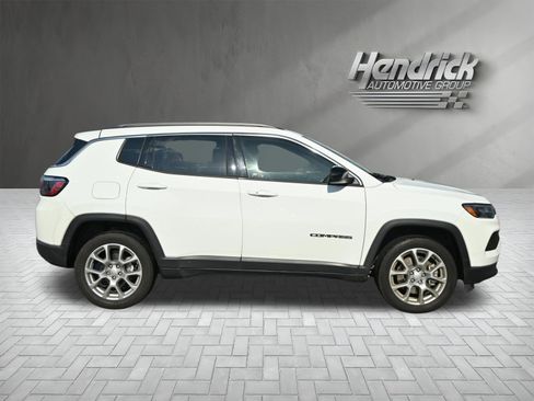 Used 2024 Jeep Compass Latitude w/ Sun and Sound Group AWD/4WD image 10