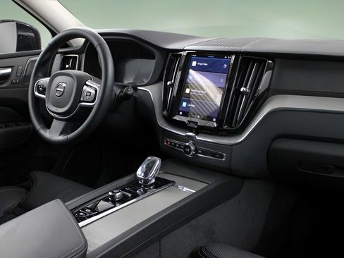 Certified 2025 Volvo XC60 B5 Ultra AWD/4WD image 14
