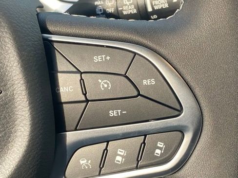 New 2026 Chrysler Pacifica Limited w/ Uconnect Theater Family Group image 19