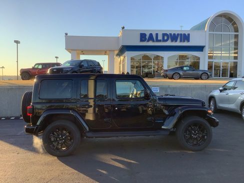 Used 2021 Jeep Wrangler Unlimited Sahara image 8