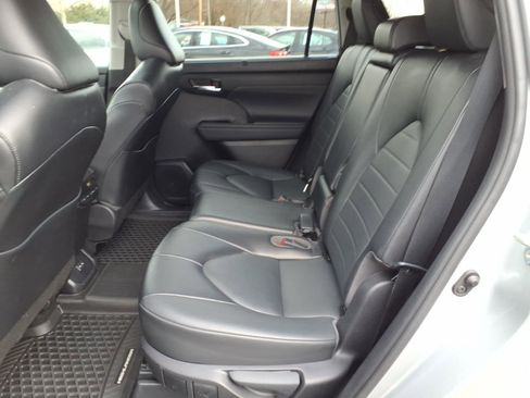 Used 2022 Toyota Highlander XLE image 8