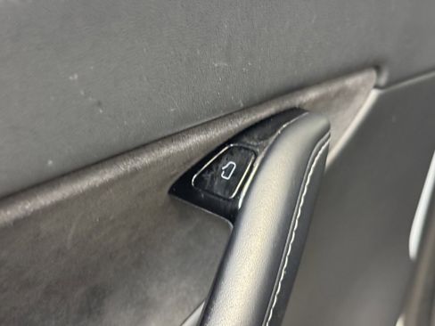 Used 2020 Tesla Model Y Long Range image 9