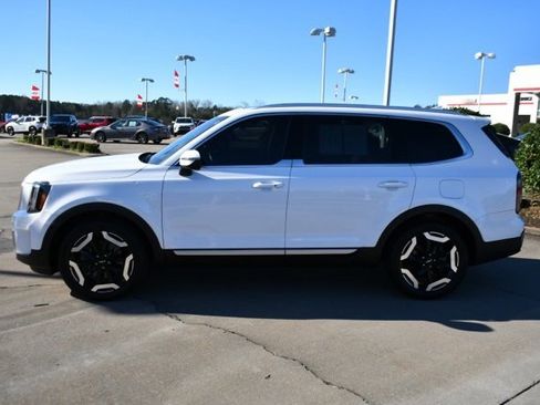 Used 2023 Kia Telluride EX w/ EX Captain's Chair Package image 2