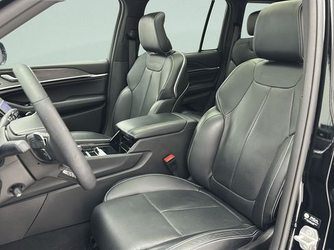 Used 2023 Jeep Grand Cherokee Overland w/ Luxury Tech Group IV AWD/4WD image 15
