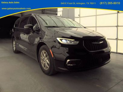 Used 2025 Chrysler Pacifica Select