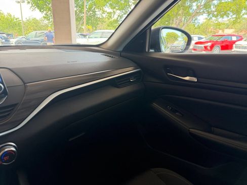 Used 2025 Nissan Altima 2.5 SV FWD image 30