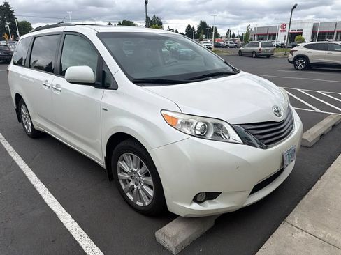 Used 2017 Toyota Sienna XLE AWD/4WD image 1