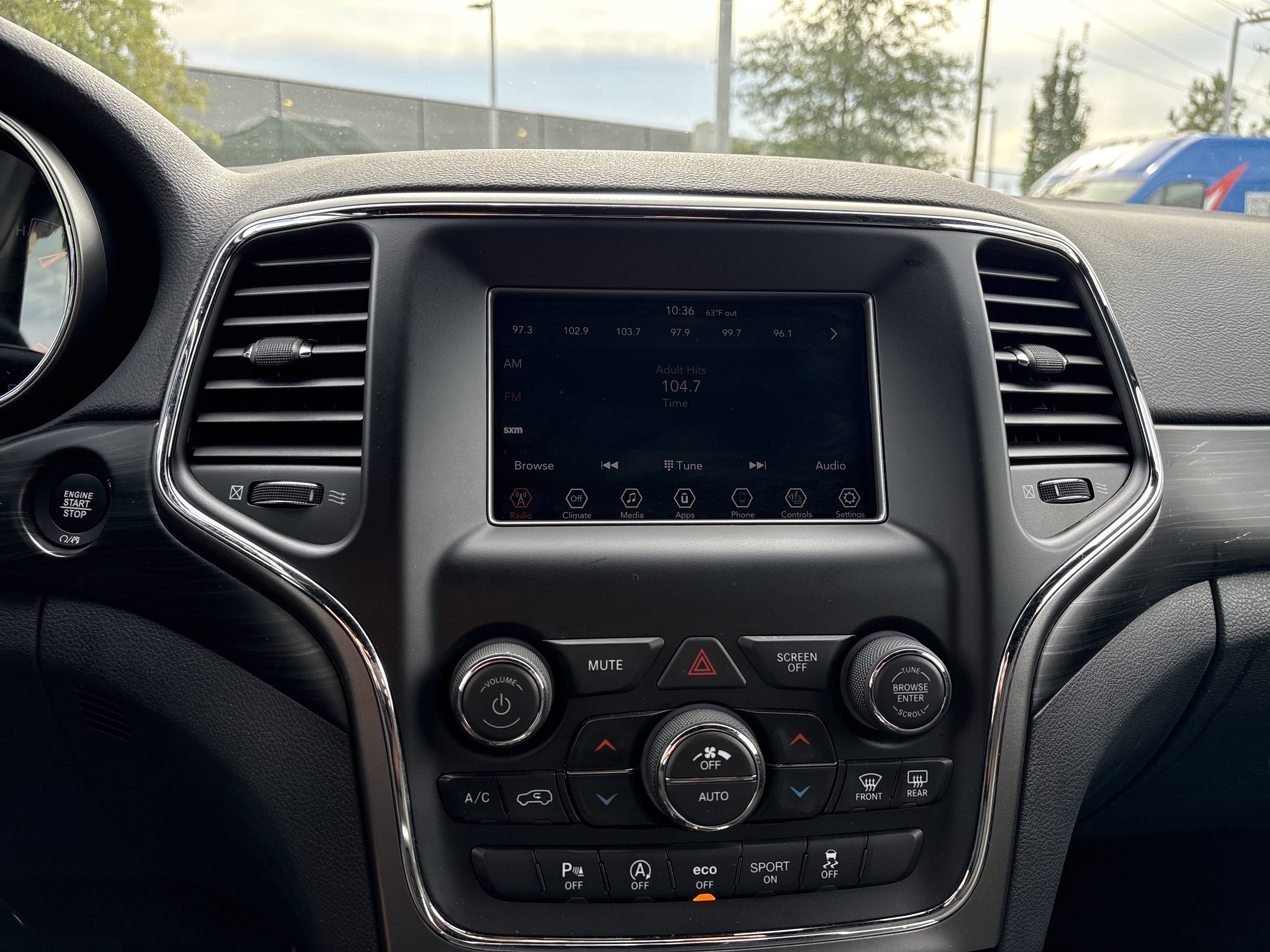 Used 2020 Jeep Grand Cherokee Laredo RWD image 29