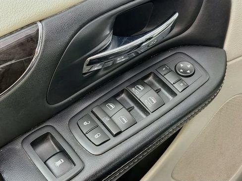 Used 2016 Chrysler Town & Country Touring FWD image 17