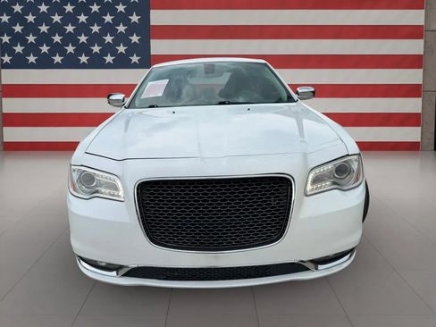 Used 2019 Chrysler 300 Limited RWD image 2