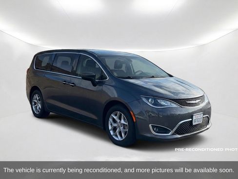 Used 2017 Chrysler Pacifica Touring Plus w/ Tire & Wheel Group FWD image 3