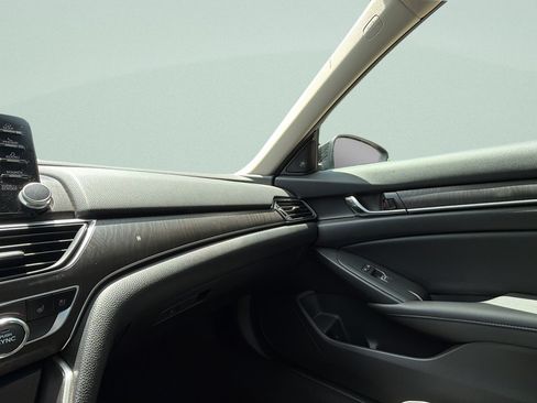 Used 2019 Honda Accord Touring image 14