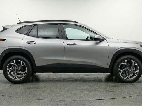Used 2025 Chevrolet Trax LT w/ LT Convenience Package FWD image 11