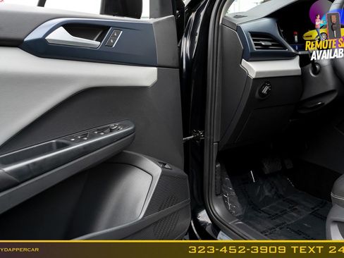 Used 2023 Volkswagen Taos SE w/ Panoramic Sunroof Package FWD image 11
