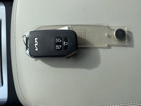 Used 2024 Kia Carnival LX image 29