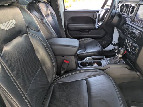 Used 2018 Jeep Wrangler Unlimited Sahara AWD/4WD image 12