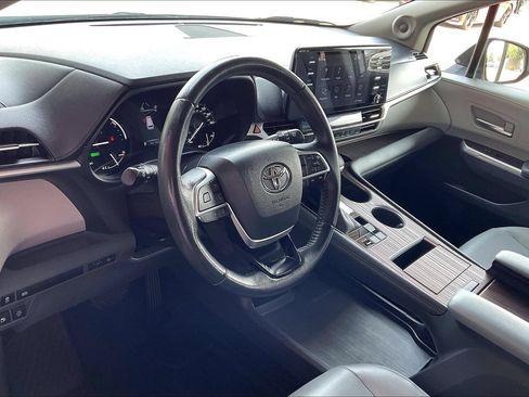 Used 2022 Toyota Sienna XLE w/ XLE Plus Package FWD image 16