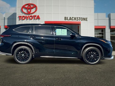 Certified 2025 Toyota Highlander XSE AWD/4WD image 2
