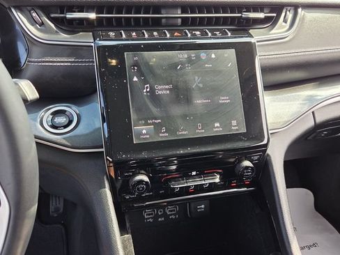Used 2023 Jeep Grand Cherokee Laredo AWD/4WD image 17