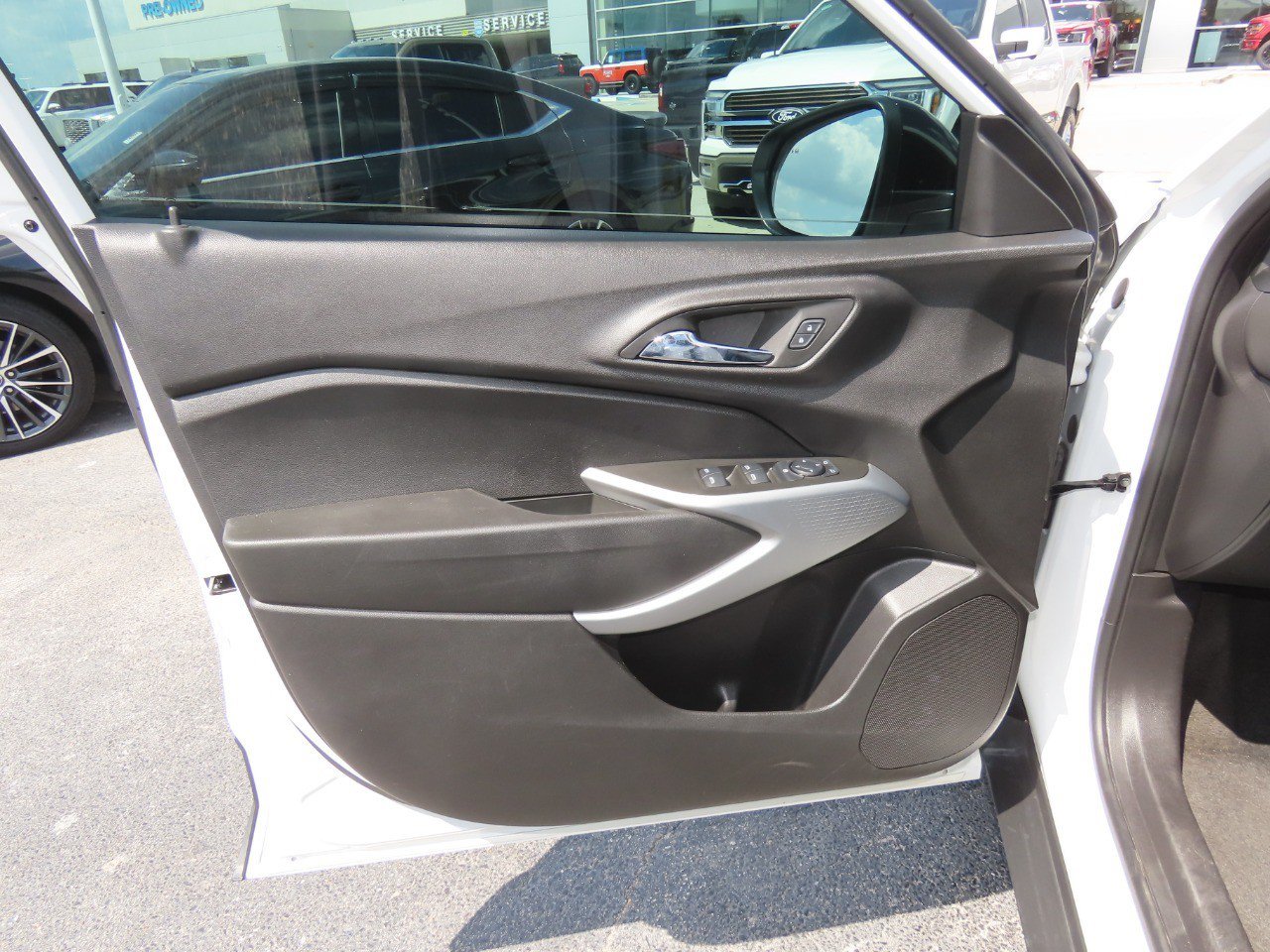 Used 2025 Chevrolet Trax RS w/ Sunroof Package FWD image 24