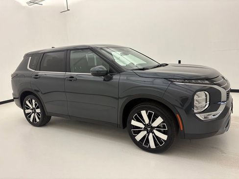 Used 2025 Mitsubishi Outlander SE FWD image 1