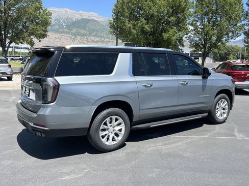Used 2025 Chevrolet Suburban Premier AWD/4WD image 7