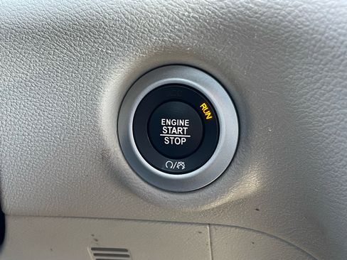 Used 2023 Chrysler Pacifica Touring-L image 14