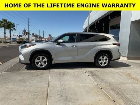 Used 2024 Toyota Highlander LE image 4