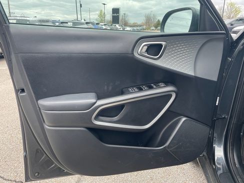 Used 2025 Kia Soul LX w/ LX Technology Package image 5