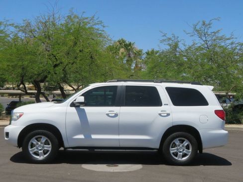 Used 2016 Toyota Sequoia SR5 AWD/4WD image 2