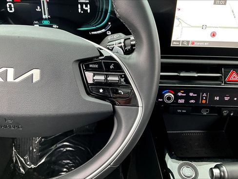 Used 2023 Kia Niro EX image 11