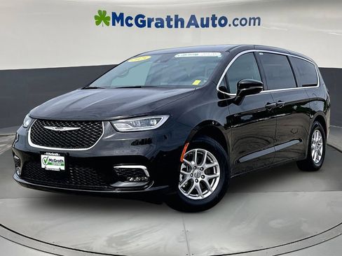 Used 2025 Chrysler Pacifica Select FWD image 3