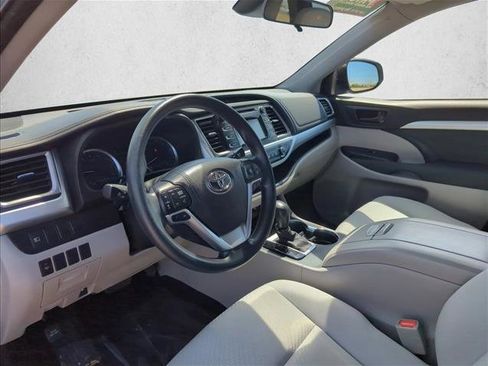Used 2017 Toyota Highlander LE FWD image 11