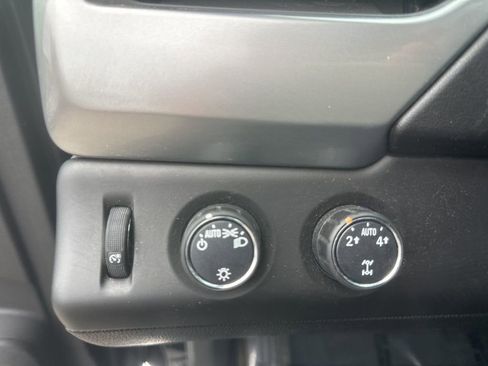 Used 2015 Chevrolet Suburban LT image 11