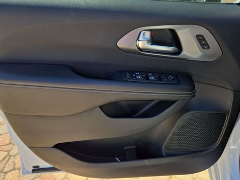 New 2026 Chrysler Pacifica Select FWD image 13
