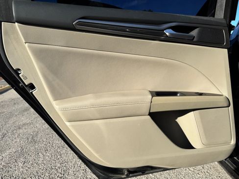 Used 2017 Ford Fusion SE w/ Fusion SE Technology Package image 16