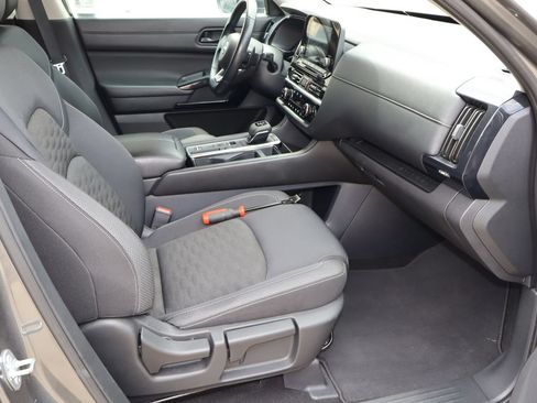 Used 2025 Nissan Pathfinder SV FWD image 17