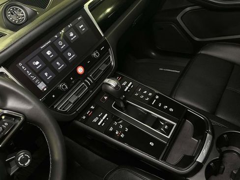 Used 2026 Porsche Macan AWD/4WD image 34