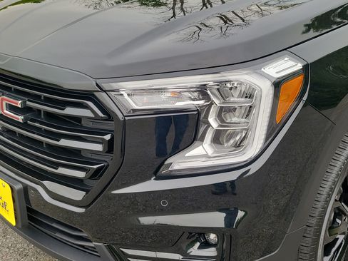Used 2023 GMC Terrain SLT w/ Infotainment Package II AWD/4WD image 9