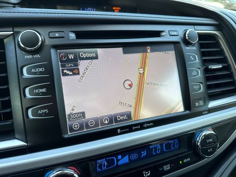 Used 2019 Toyota Highlander SE w/ Nightshade Edition FWD image 20