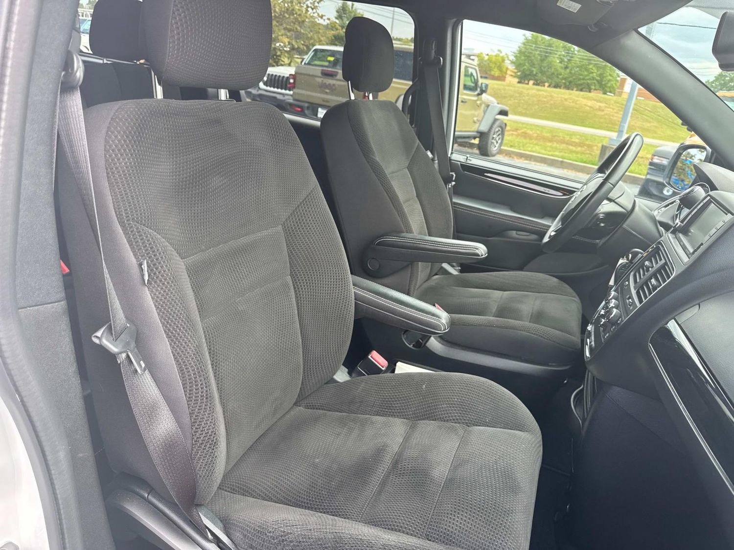Used 2017 Dodge Grand Caravan SE FWD image 16