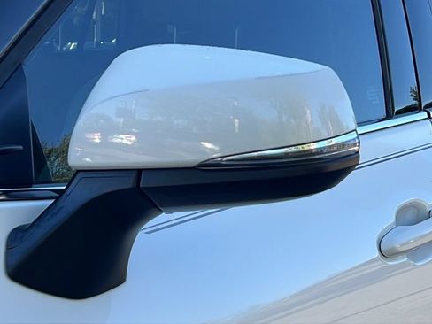 Used 2021 Toyota Highlander XLE AWD/4WD image 28