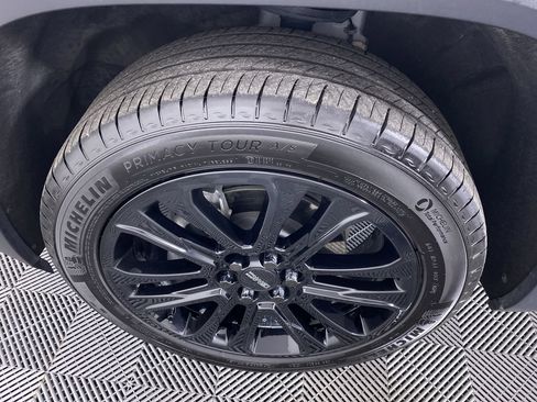 Used 2023 GMC Acadia SLE w/ Driver Convenience Package image 14