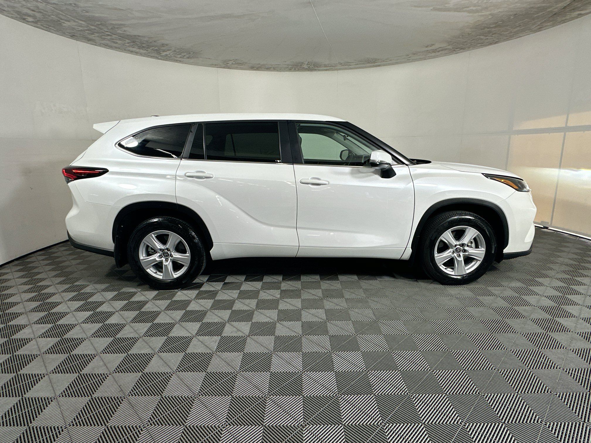 Used 2025 Toyota Highlander LE FWD image 2