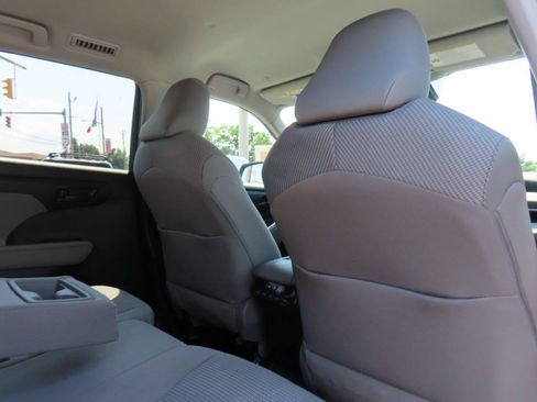 Used 2020 Toyota Highlander LE AWD/4WD image 38