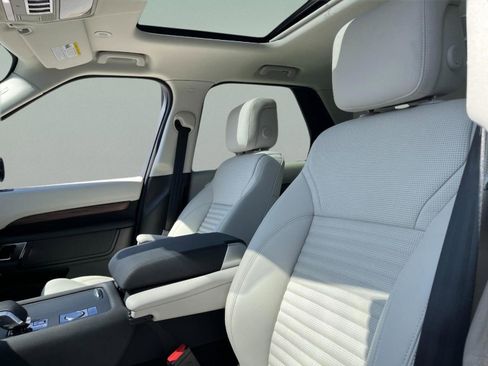 Used 2025 Land Rover Discovery S image 39